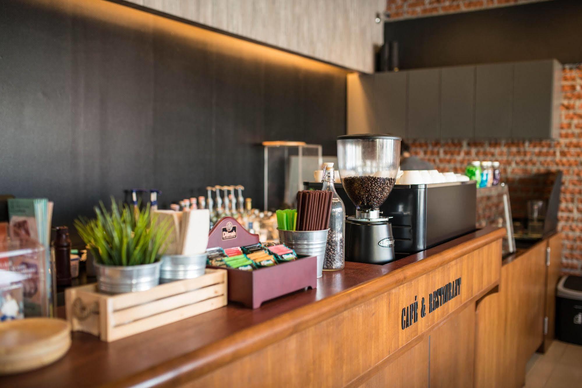 Pine Cafe'&Bed Hotel Пра Након Си Аютая Екстериор снимка
